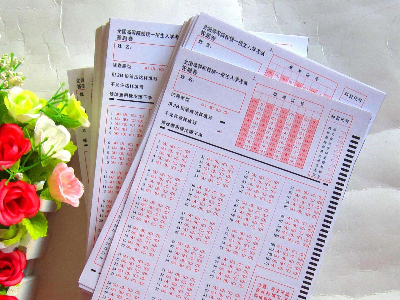 <i style='color:red'>答题卡</i>一般是什么纸质？